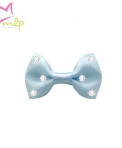 Lazo Swarovski Funkylicious. Delicado lazo de satén con cristales de Swarovski. Se sujeta con pasador francés. Disponible complementos a juego con alguno de los colores, luce collar, arnés y correa a juego con tu lazo de Swarovski. Medidas: 4,5 cm