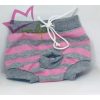 Braguitas culotte para perritas pequeñas. Originales y modernas braguitas para perros. Modelo a rayas gris y rosas, diseño elegante y distinguido. Estas braguitas para perros son ideales para el celo, así evitarás esas molestas manchitas de menstruación. Se cierra con cordón, por lo que se ajusta a la cintura de la perrita perfectamente. Disponible en varios tamaños. (medida de la cintura)