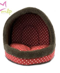 Cama para perros y gatos con forma de cueva. Esta cama es perfecta para perros pequeños y gatos a los que les gusta dormir recogidos y protegidos. Aquí sus mascotas disfrutarán mientras duermen, o simplemente descansando. Fabricada con una combinación de tejidos que permite elegir la más conveniente según la época del año. Tanto el cojín como la pared del fondo son una única pieza que se puede extraer. Por un lado está forrada de una tela de algodón con lunares que es perfecta para las épocas de calor. Por el otro lado, tiene un material similar a la felpa, muy suave y calentito. No prive a su perro o gato de esta cama cueva tan acogedora. Lavable en agua fría, aunque se recomienda lavar a máquina sólo el cojín, para evitar que el resto pierda su forma. La base es antideslizante. Disponible en color rojo con lunares blancos combinando zonas en marrón. Medidas: 35 x 39 x (alt) 38 cm.