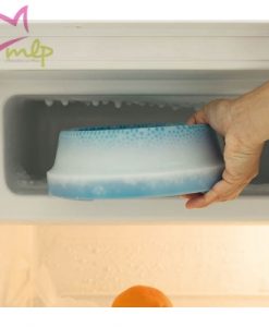 Bebedero refrescante, es perfecto para que nuestro perro o gato pueda disfrutar de agua fría incluso en los meses más calurosos. Los perros adoran el agua fría y una correcta hidratación es un factor importantísimo para su salud, especialmente en las épocas de más calor o mayor actividad. Si les facilitamos el acceso a agua fresca, se motivarán más a la hora de beber. La utilización de este bebedero es muy sencilla. Solo necesita introducir el bebedero en el congelador durante 2 horas. Transcurrido ese tiempo, sáquelo y vierta agua a temperatura ambiente. Además de mantener el agua fresca durante 8 horas, la refrescará cuando en verano salga casi caliente del grifo. Fabricado con PE en una sola pieza. Esto facilita mucho su limpieza y previene la proliferación de bacterias. En el interior lleva un gel no tóxico, y que no ve alteradas sus propiedades con la continua congelación y descongelación. Capacidad: 550 ml. Dimensiones: 21 x 21 x 7 cm.