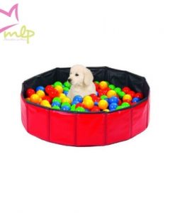 Piscina para perros fabricada en PVC fuerte y resistente. A la mayoría de los perros les gusta nadar, a otros simplemente refrescarse durante los calurosos días de verano, pero ninguno se resistirá a darse un chapuzón en esta piscina pensada específicamente para ellos. Y quien dice agua, dice un piscina llena de bolas, diversión asegurada!! Su estructura de paneles la hacen muy fácil de montar y desmontar, sin necesidad de inflarla. A la hora de guardarla, ocupa muy poco espacio. Esa estructura también permite adaptarla a cualquier pared, incluso a una esquina. El suelo interior es antideslizante. La piscina se puede usar tanto en interior como en exterior, siempre asegurándose de retirar, previo a su colocación, cualquier objeto puntiagudo del suelo. El vaciado es muy sencillo, dispone de un tapón en un lateral. Disponible en tres medidas diferentes: · "S" – Ø80 x 20 (alt.) cm. · "M" – Ø120 x 30 (alt.) cm. · "L" – Ø160 x 30 (alt.) cm.