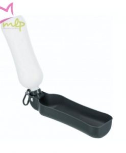 Bebedero botella. Practico bebedero para llevar en viajes o paseos. Sistema antigoteo, muy sencillo de usar. Fabricado en materiales de calidad y no tóxicos para nuestros perros. Mosquetón en la parte superior para colgar. Disponible en dos tamaños y dos colores. Colores: rojo o gris Tamaño: Pequeño -- 500 ml Grande  -- 700 ml