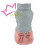 Abrigo Chere Precioso abrigo en color gris y rosa. La parte inferior simula una falda con un espectacular lazo, en tejido de peluche suave y cálido. La parte superior del abrigo es acolchada con apertura para el arnés. Interior polar en color gris. Disponible en varias tallas, para escoger la mas apropiada para tu mascota debes medir el largo del cuerpo. XS -- 20 cm  S -- 25 cm  M -- 30 cm L -- 35 cm XL -- 40 cm Cualquier duda os atenderemos en el 665465080 también WhatsApp