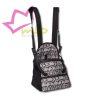Mochila Snake frontal, con bolsillo exterior y correa de seguridad interior. Asas regulables y acolchadas para máxima comodidad, más una correa para la cintura y así poder llevar más cómodamente al perro. Rejillas laterales y tela impermeable. Disponible en dos tamaños: S: 24 x 17 x 22cm (alto). Hasta 3 Kgs de peso aprox M:  28 x 20,5 x 26cm (alto). Hasta 5 Kgs de peso aprox