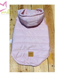 Anorak Lis es una prenda de uso diario, días de frio y viento para su funcionamiento de chaqueta cortavientos. Muy ligero, lo que hará que el can se sienta cómodo con el. No lleva mangas por lo que es ideal para perros poco o nada acostumbrados a la ropa, no impide el libre movimiento, pueden saltar y correr como si no llevaran nada. Fácil de poner, se ajusta ,mediante unas tiras de velcro en la zona abdominal. Interior forrado para aportar calor en los días mas fríos. Disponible en varias tallas y tres colores. S --- AGOTADO M --- 27 cm de largo - 38 cm de contorno L --- 33 cm de largo - 40 cm de contorno XL - 38 cm de largo - 50 cm de contorno XXL- 42 cm de largo - 52 cm de contorno