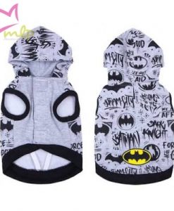 Sudadera Batman para mascotas. Ser fan de algo es normal que nuestros peludos también lo sean. Nosotros hemos hecho la prueba de preguntarles y jamas nos han dicho que no, así que vamos a seguir comprándoles accesorios de nuestros personajes, series y películas favoritas porque nos encanta. Por eso aquí tenemos unas sudaderas para perro creadas por la marca For Fan Pets, que destacan por su divertido diseño, la calidad de sus materiales y lo acertado de su packaging, lo que los convierte además en regalos excepcionales e inesperados. Están fabricados en algodón, para que tu perro vaya calentito y a la vez proporcionen la mayor comodidad posible.  Apertura para el arnés y elásticos para las patas traseras (opcional) Cierre con velcro en la zona abdominal que ademas es elástica. Sin mangas para una mayor comodidad de la mascota. Y lo mejor de todo es su diseño, homenaje al héroe más oscuro y emblemático de DC Comics, el mítico Batman, con ese logo tan famoso reproducido en sus diferentes versiones. Es un producto fabricado bajo licencia oficial de DC Comics y será el regalo perfecto para los aficionados al universo Batman con mascotas originales. Cuatro tallas disponibles. XXS – 22 cm de largo – 34 a 42 cm de contorno XS — 28 cm de largo – 42 a 50 cm de contorno S —  32 cm de largo – 50 a 58 cm de contorno M — 36 cm de largo – 58 a 66 cm de contorno