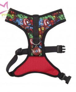 Arnes Marvel para mascotas, completa con la CORREA a juego.  Somos fans de los accesorios para nuestros amigos peludos de nuestros personajes, series y películas favoritas. Estos arneses destacan por su divertido diseño, la calidad de sus materiales y lo acertado de su packaging, lo que los convierte además en regalos excepcionales e inesperados. Están fabricados en polyester con doble capa de nylon y tienen la zona interior transpirable y extra confortable por el acolchado, proporcionando mayor comodidad que los arneses convencionales y además protege el pelo de la mascota evitando que el nylon lo roce y lo queme. Y lo mejor de todo es su diseño, con el logo de Marvel y la imagen de los Avengers (Vengadores) a todo color que destacan sobre el elegante negro del arnés Es un producto fabricado bajo licencia oficial de Marvel y será el regalo perfecto para aficionados de Avengers y con mascotas originales. Tienes cuatro tallas disponibles que podrás seleccionar fácilmente midiendo a tu peludo en cuello y pecho. XS — Cuello 24 cm — pecho de 29 a 41 cm S — Cuello 32 cm — pecho de 33,5 a 50 cm M — Cuello 40 cm — pecho de 40 a 59 cm L — Cuello 48 cm — pecho de 60 a 95 cm Cualquier duda o consulta no dudes en escribirnos o llamarnos ?   665465080