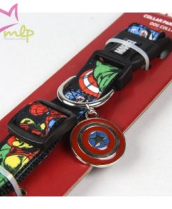 Correa Marvel para mascotas, descubre toda la colección Somos fans de los accesorios para nuestros amigos peludos de nuestros personajes, series y películas favoritas. Estas correas destacan por su divertido diseño, la calidad de sus materiales y lo acertado de su packaging, lo que los convierte además en regalos excepcionales e inesperados. Están fabricadas en polyester con doble capa de nylon y tienen un mosquetón fuerte para que sean resistentes y duraderas. Además se han acordado de ponerles una anilla en la zona de agarre para que podamos colgar el dispensador de las bolsas para la caca Y lo mejor de todo es su diseño, con el logo de Marvel y la imagen de los Avengers (Vengadores) a todo color que destacan sobre el elegante negro de la correa. Es un producto fabricado bajo licencia oficial de Marvel y será el regalo perfecto para aficionados de Avengers y con mascotas originales. Descubre toda la colección Marvel para mascotas y para ti! Disponible en dos tamaños: S –1,2 m de largo con un ancho de 15 mm M –1 m de largo con un ancho de 20 mm Cualquier duda o consulta no dudes en escribirnos o llamarnos   665465080