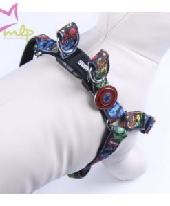Petral Marvel para perros, completa la colección Disney con la CORREA oficial Marvel. Somos fans de los accesorios para nuestros amigos peludos de nuestros personajes, series y películas favoritas. Estos arneses destacan por su divertido diseño, la calidad de sus materiales y lo acertado de su packaging, lo que los convierte además en regalos excepcionales e inesperados. Están fabricados en polyester con doble capa de nylon. Fácil de regular al tamaño de tu peludo, se adapta perfectamente. Tiene además un sistema con dos anillas de metal para la correa. Y lo mejor de todo es su diseño, con el logo de Marvel y la imagen de los Avengers (Vengadores) a todo color que destacan sobre el elegante negro del arnés Es un producto fabricado bajo licencia oficial de Marvel y será el regalo perfecto para aficionados de Avengers y con mascotas originales. Cuatro tallas disponibles: XS --  18 a 30 cm de contorno - 1,5 cm de grosor S   --  22 a 35 cm de contorno - 1,5 cm de grosor M  --  30 a 45 cm de contorno - 2 cm de grosor L   --  60 a 75 cm de contorno - 2 cm de grosor Cualquier duda o consulta no dudes en escribirnos o llamarnos ?   665465080