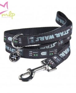 Correa Star Wars para perros. Descubre toda la colección para mascotas de Star Wars Somos fans de los accesorios para nuestros amigos peludos de nuestros personajes, series y películas favoritas. Estas correas destacan por su divertido diseño, la calidad de sus materiales y lo acertado de su packaging, lo que los convierte además en regalos excepcionales e inesperados. Están fabricadas en polyester con doble capa de nylon y tienen un mosquetón fuerte para que sean resistentes y duraderas. Además se han acordado de ponerles una anilla en la zona de agarre para que podamos colgar el dispensador de las bolsas para la caca. Y lo mejor de todo es su diseño, con el logo del Imperio de los villanos de Star Wars y los colores del uniforme del mítico Darth Vader que llevaba en todas sus apariciones en la saga Star Wars. Es un producto fabricado bajo licencia oficial de Disney – Star Wars y será el regalo perfecto para aficionados de Darth Vader y las mascotas originales. Descubre toda la colección Star Wars para mascotas y para ti! Disponible en dos tamaños: S –1,2 m de largo con un ancho de 15 mm M –1 m de largo con un ancho de 20 mm Cualquier duda o consulta no dudes en escribirnos o llamarnos   665465080