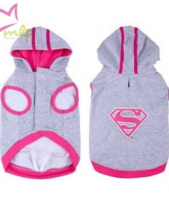 Sudadera Supergirl para mascotas. Si nosotros somos fans de algo es normal que nuestros peludos también lo sean. Nosotros hemos hecho la prueba de preguntarles y jamas nos han dicho que no, así que vamos a seguir comprándoles accesorios de nuestros personajes, series y películas favoritas porque nos encanta. Por eso aquí tenemos unas sudaderas para perro creadas por la marca For Fan Pets, que destacan por su divertido diseño, la calidad de sus materiales y lo acertado de su packaging, lo que los convierte además en regalos excepcionales e inesperados.  Están fabricados en algodón, para que tu perro vaya calentito y a la vez proporcionen la mayor comodidad posible.  Apertura para el arnés y elásticos para las patas traseras (opcional) Cierre con velcro en la zona abdominal que ademas es elástica. Sin mangas para una mayor comodidad de la mascota. Y lo mejor de todo es su diseño, con el el logo de Supergirl o Superman, sin duda dos de los héroes más emblemáticos de DC Comics, y de los comics, series y pelis de superheroes. Es un producto fabricado bajo licencia oficial de DC Comics y será el regalo perfecto para los aficionados de Supergirl y Superman con mascotas originales. Cuatro tallas disponibles. XXS - 22 cm de largo - 34 a 42 cm de contorno XS -- 28 cm de largo - 42 a 50 cm de contorno S --  32 cm de largo - 50 a 58 cm de contorno M -- 36 cm de largo - 58 a 66 cm de contorno