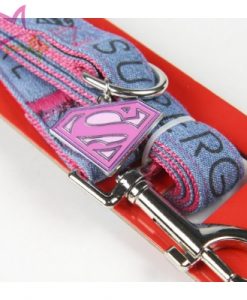 Correa Supergirl para mascotas, completa la colección con el super COLLAR Somos fans de los accesorios para nuestros amigos peludos de nuestros personajes, series y películas favoritas. Estas correas destacan por su divertido diseño, la calidad de sus materiales y lo acertado de su packaging, lo que los convierte además en regalos excepcionales e inesperados. Están fabricadas en polyester con doble capa de nylon y tienen un mosquetón fuerte para que sean resistentes y duraderas. Además se han acordado de ponerles una anilla en la zona de agarre para que podamos colgar el dispensador de las bolsas para la caca. Y lo mejor de todo es su diseño, con el logo de Supergirl en negro serigrafiado sobre el acabado vaquero de la correa con acabados rosas y grises y esa pequeña chapita a todo color con el logo. Es un producto fabricado bajo licencia oficial de DC Comics y será el regalo perfecto para aficionados de Supergirl y con mascotas originales. Ademas de la correa Supergirl tienes el arnés, collar y gorra para ti a juego! Disponible en dos tamaños: S –1,2 m de largo con un ancho de 15 mm M –1 m de largo con un ancho de 20 mm Cualquier duda o consulta no dudes en escribirnos o llamarnos :)   665465080