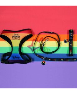 Collar Disney Pride. Magnífico collar de Disney en apoyo al colectivo LGBTQ+, tu perro se sentirá orgulloso paseando por las calles con este elegante collar de Disney, revive Disney mientras paseas a tu mascota con el diseño de Disney Pride. Disney ha diseñado este collar para la celebración del mes del orgullo, también está donando fondos como demostración del compromiso con las organizaciones a favor de los colectivos LGBTQ+. Decorado con una medalla de mickey acoplada al collar. Características Collar LGBTQ+ para perro Accesorio con tematica relacionada LGBTQ+ para tu perro. Enganche de hebilla. Contiene una medalla decorativa (Mickey) LICENCIA OFICIA Tienes cuatro tallas disponibles que podrás seleccionar fácilmente midiendo el cuello de tu peludo. XS — de 18 a 30 cm — 1,5 cm de ancho S — de 22 a 35 cm — 1,5 cm de ancho M — de 30 a 45 cm — 2 cm de ancho L — de 35 a 55 cm — 2 cm de ancho Cualquier duda o consulta no dudes en escribirnos o llamarnos   665465080