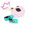 Portabolsas Smilling de FuzzYard. Mantén las bolsas para la recogida de heces de tu perro escondidas en este divertido dispensador de bolsas. Es muy rápido de fijar a la correa gracias a sus 2 tiras de velcro, además, es muy fácil tirar de las bolsas a través de la apertura superior. También tienes espacio para llevar tus llaves en el interior y 2 rollos de bolsas de recambio para que nunca te quedes sin. Incluye 2 bolsas de regalo en el interior, eso son 30 bolsas. Fácil de sacar las bolsas 1 por 1 a través de la apertura superior. Se adhiere a la correa fácilmente con los lazos de velcro. Lo suficientemente grande como para llevar también tus llaves dentro. Se puede lavar en la lavadora. Se adapta a la mayoría de rollos de bolsas estándar. MATERIALES: Poliéster con cremallera. MEDIDAS: 10cm x 9cm x 4,5cm