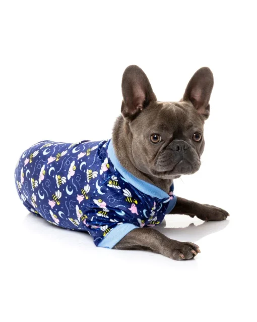 Hemos diseñado este pijama para perros con un estampado de lo más divertido. Cada vez que tu perro menee su cola por casa no podrás evitar cogerlo en brazos. El pijama está hecho con materiales súper suaves y pensado para que sea muy cómodo para tu perro pudiéndolo ajustar a la perfección gracias a la tira elástica y botones a presión. ¡Fiesta de pijamas!