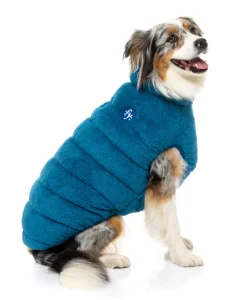 Esta prenda de moda cuenta con una capa exterior suave y esponjosa, un relleno muy cálido y ligero y un forro suave que proporciona una calidez adicional. Para mayor funcionalidad, tiene un orificio para el arnés y un cierre de velcro en el pecho, lo que hace que sea fácil de poner y quitar. Relleno muy cálido y ligero. Abertura para arnés en la espalda. Logotipo FY bordado en la parte posterior. Cierre frontal de velcro en el pecho para un fácil uso. Dobladillo inferior elástico para un mejor ajuste y para mantener el calor.