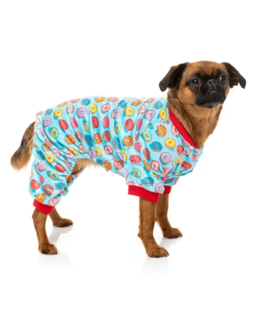 Hemos diseñado este pijama para perros con un estampado de lo más divertido. Cada vez que tu perro menee su cola por casa no podrás evitar cogerlo en brazos. El pijama está hecho con materiales súper suaves y pensado para que sea muy cómodo para tu perro pudiéndolo ajustar a la perfección gracias a la tira elástica y botones a presión. ¡Fiesta de pijamas!
