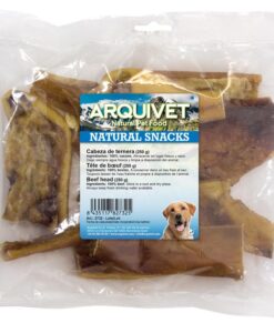 Los trozos de cabeza de ternera facilitan la limpieza dental a través de la eliminación del sarro acumulado, la prevención de la placa y el fortalecimiento de los músculos masticatorios. A los perros les encantan estas chucherias y además son muy nutritivas, siendo perfectas como recompensas durante el adiestramiento. Mantener en lugar fresco y seco, así como no exponer directamente a la luz solar. El perro debe ser supervisado en todo momento mientras se alimenta. Dejar siempre agua dulce y fresca a disposición de su mascota. Ingredientes: 100% cabeza de ternera. Componentes analíticos: Proteina 87,1%, Grasa 2,6%, Humedad 9,1%.