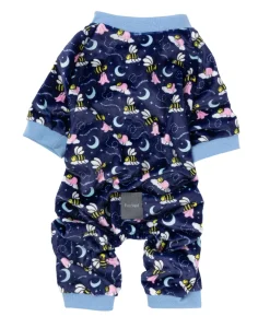 Hemos diseñado este pijama para perros con un estampado de lo más divertido. Cada vez que tu perro menee su cola por casa no podrás evitar cogerlo en brazos. El pijama está hecho con materiales súper suaves y pensado para que sea muy cómodo para tu perro pudiéndolo ajustar a la perfección gracias a la tira elástica y botones a presión. ¡Fiesta de pijamas!
